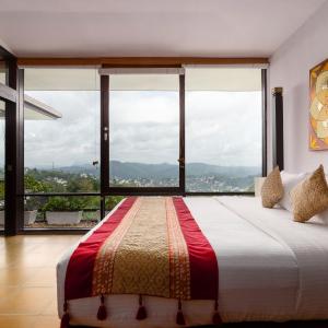 Panoramic Mountain View Penthouse Suite with Jacuzzi - 10% off on Award Winning Cocktails & Selected Wines, Steam Room & Sauna Access
