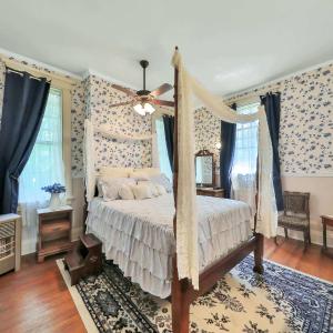 Queen Room with Shared Bathroom
