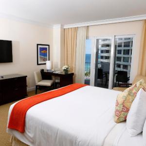 Deluxe King Room with Partial Ocean View and Balcony