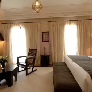 De Luxe Room with Side Sea View