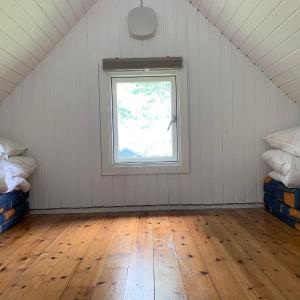 Two-Bedroom Cottage with loft (6 adults) & and Shared Bathroom