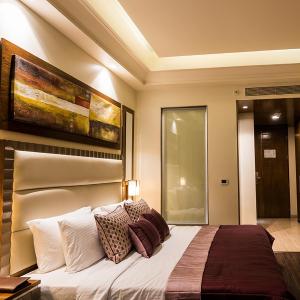 Club Queen Room - Non-Smoking with 15 % OFF ON FOOD & Soft beverages/15% off on Laundry services//1+1 happy hours at Kokkinos from 6-8 pm on IMFL drinks// INR 500 SPA discount