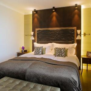 Corner Suite with Terrace and Lake View