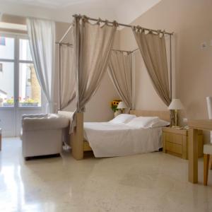 Superior room with a four poster bed