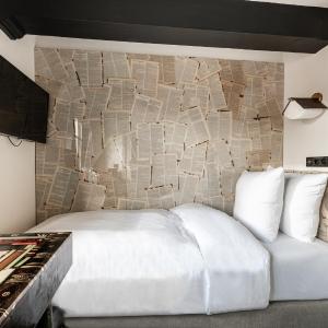  Tiny Single Room with canal view:  The Bookbinder