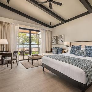 1 Bedroom Ocean Suite with Pool, King