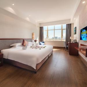 Deluxe King Room with City View
