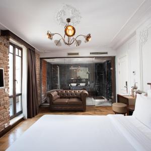 Suite with Bathtub