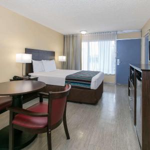King Room with Bathtub and Grab Bars - Mobility Access/Non-Smoking