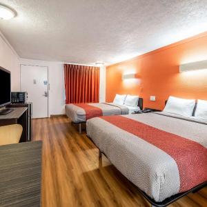 Queen Room with Two Queen Beds - Smoking