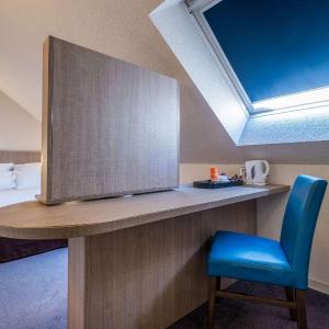 Queen Room with Single Bed - Non-Smoking