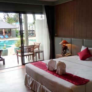 Hillside Deluxe Pool View Room