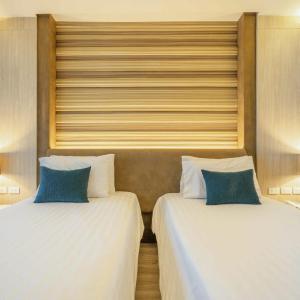 Deluxe Corner Twin Room with Sea View 