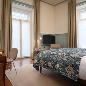 Classic Double Room with Side Square View