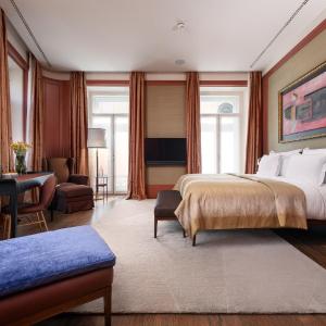 Suite with Square View