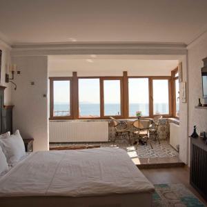 Deluxe King Suite