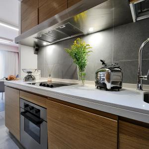 One-Bedroom Suite with Lateral Sea View