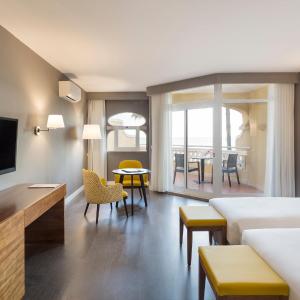 Double or Twin Room with Frontal Sea View