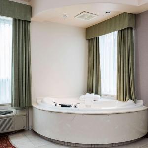 King Room with Spa Bath and Fireplace - Non-Smoking