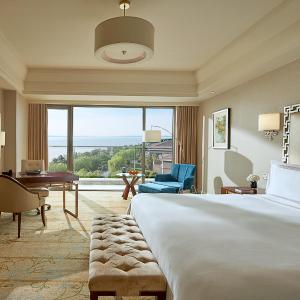Signature Grand King Room with Lake View