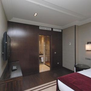 Suite with Hot Tub and Sauna