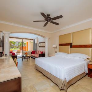 Junior Suite Swim Up Premium Level