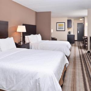 Standard Queen Room with Two Queen Beds and Mobility Accessible Tub