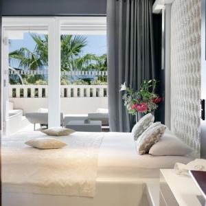 Luxury Suite with Sea View and Indoor and Outdoor Whirlpool
