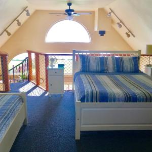 Kachemak Cottage - 2 bedrooms, 2 queen beds & 1 queen bed/1 double bed in loft 