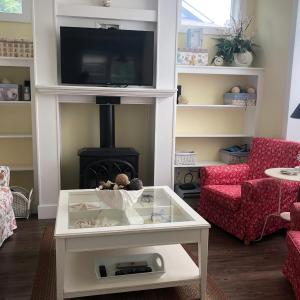 Main Street Cottage- 4 bedrooms- 1 king (downstairs) & 4 twins (upstairs) 