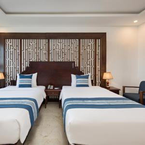 Deluxe Twin Room with Partial Sea View