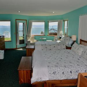 Seaside Lodge - Room #24 - 1 king bed & 1 queen bed (downstairs) 