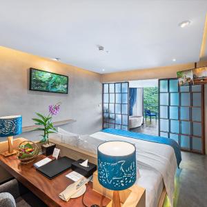 Premier Deluxe Double, Pool View