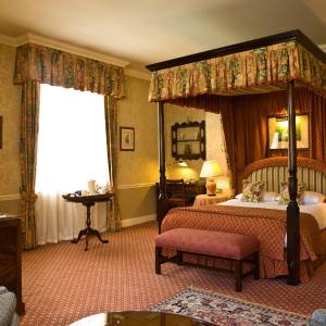 Manor Four-Poster