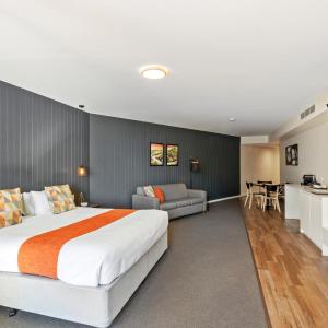 1 Bedroom With Studio Spa Suite