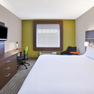 Standard King Room with Roll-in Shower - Mobility Accessible