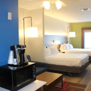 Queen Suite with Two Queen Beds and Mobility Accessible Tub - Non-Smoking