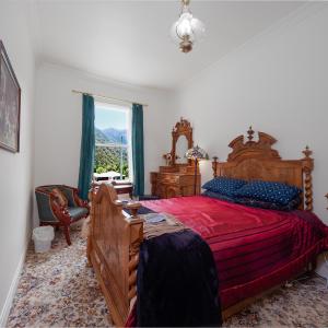 Queen Room with Shared Bathroom [Room 4]