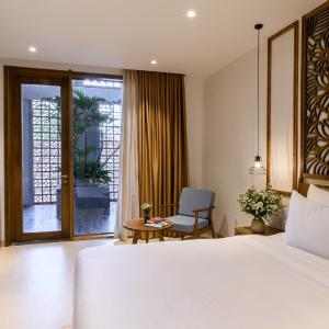 Studio Double Room with Balcony and Garden View