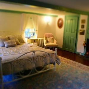 Queen Room with Shared Bathroom