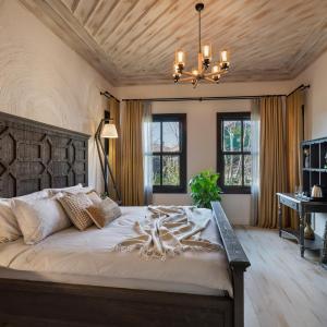 Romantic Room with Bathtub