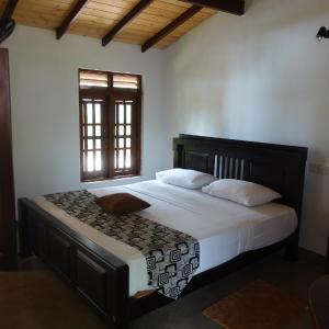 Deluxe Double Room with Side Sea View