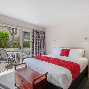 Three-Bedroom Suite with Lake View