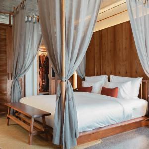 Deluxe with Bathtub