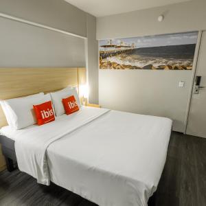 Executive One-Bedroom Apartment with Queen Bed and Partial Sea View