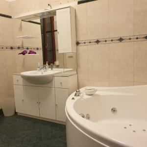 Bed in 6-Bed Mixed Dormitory Room with Shared Bathroom and Terrace