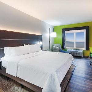 Standard King Room with Bay View 