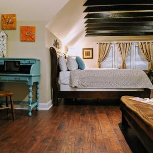 Deluxe Queen Suite