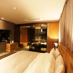 Special Offer - Deluxe King Room with Free Mini-bar and Parking