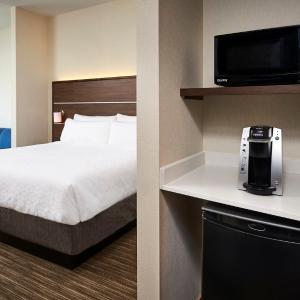 King Room - Mobility Access/Roll in Shower - Non-Smoking